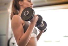 bicep curls in the gym